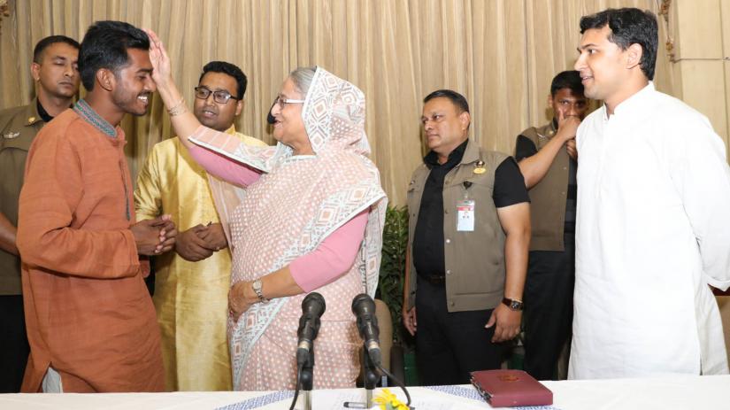 Dhaka University Central Students Union Vice-President Nurul Haque Nur exchanges greetings with Prime Minister Sheikh Hasina at the Ganabhaban on Saturday (Mar 16). FOCUS BANGLA