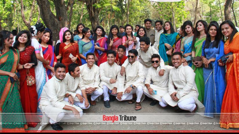 Some of the newly elected Dhaka University Central Students Union (DUCSU) and hall union leaders pose for a photo before going to Ganobhaban for a meeting at the invite of Prime Minister Sheikh Hasina. BANGLA TRIBUNE/Sazzad Hossain