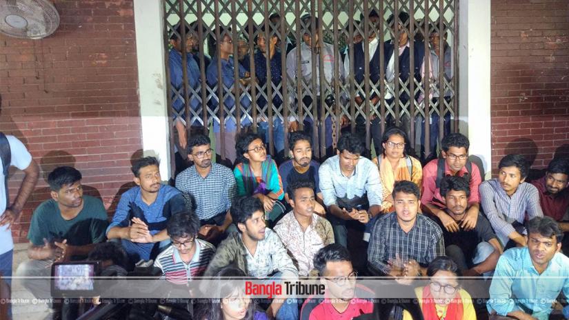 Students have vowed to continue the protest until the DU Vice Chancellor Prof Md Akhateruzzaman meets with them.