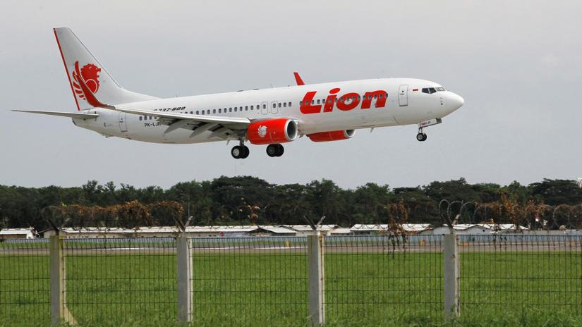 A Lion Air Boeing 737-800 plane prepares to land at the Sukarno-Hatta airport in Tangerang on the outskirts of Jakarta January 30, 2013. REUTERS/File Photo