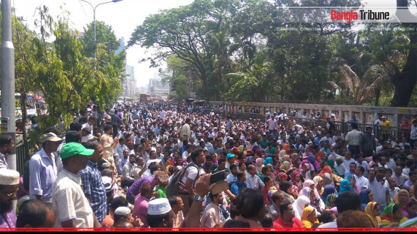 Obstructed by the police at the Kadam Fountain intrersection, the teachers and employees took position on the street pressing their demands for MPO enlistment.