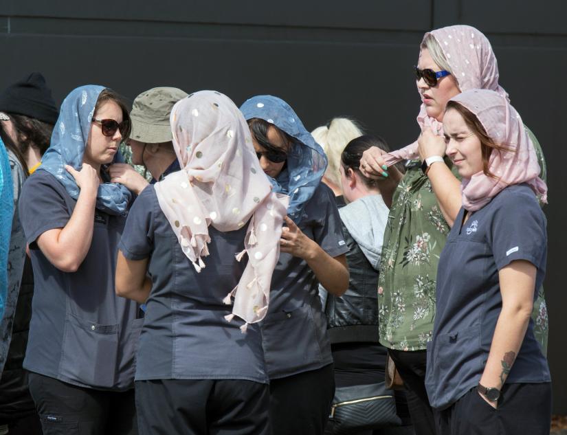 People gather to support a remembrance for the victims of last week`s mosque shooting, at the police cordon for the Linwood Islamic Centre in Christchurch, New Zealand, March 22, 2019. REUTERS-SNPA-David Alexander