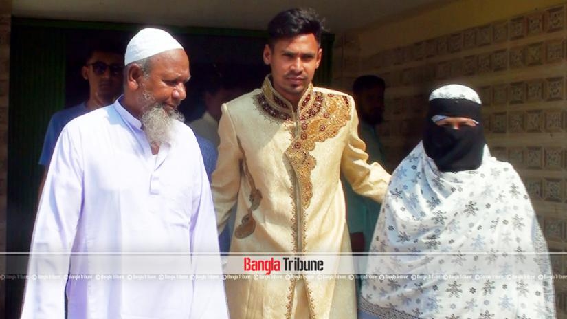 Cricketer Mustafizur Rahman alongside his parents in Satkhira Friday Dhaka Tribune