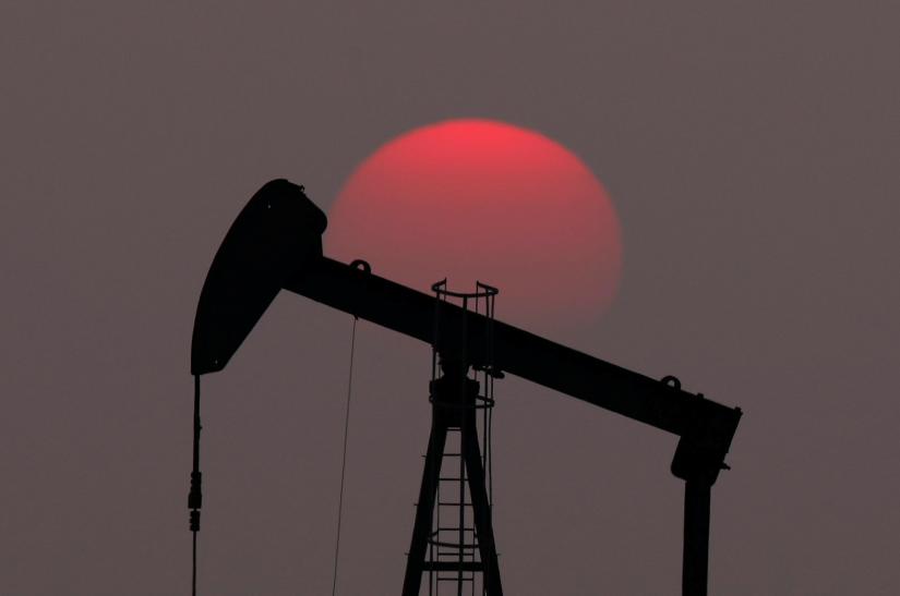 The sun sets behind an oil pump outside Saint-Fiacre, near Paris, France March 28, 2019. REUTERS/File Photo