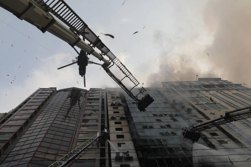 Helicopters join the rescue operation after a fire breaks out at the multi-storey ‘FR Tower’ in the capital’s Banani on Mar 28 killing 26 people. PHOTO/BANGLA TRIBUNE