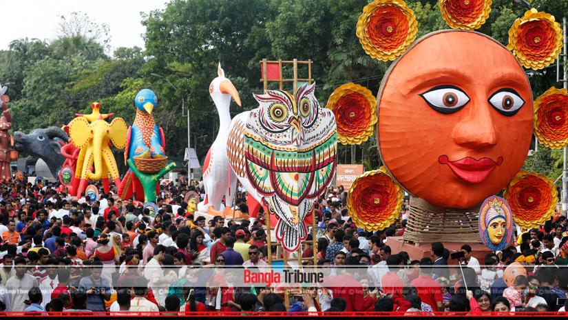 The Mangal Shobhajatra is a colorful mass procession where the university students parade the brightly-coloured, hand-held masks besides other artifacts that they made. BANGLA TRIBUNE/File Photo