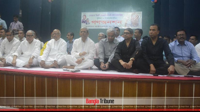 The mass hunger-strike began at the Engineers Institute auditorium at 10am on Sunday (Apr 7) and will run till 4pm. BANGLA TRIBUNE/Sazzad Hossain