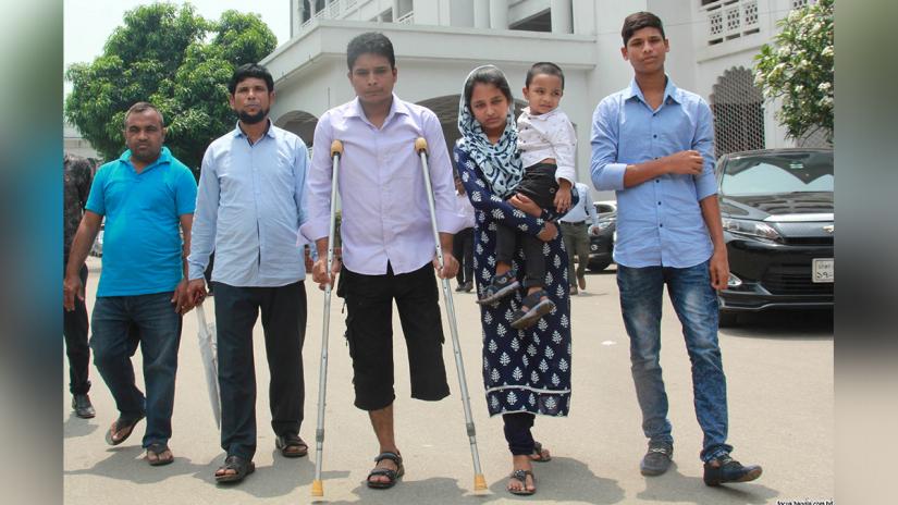 Rasel Sarkar (M) with his family members in the supreme court premises on Wednesday (Apr 10). Focus Bangla