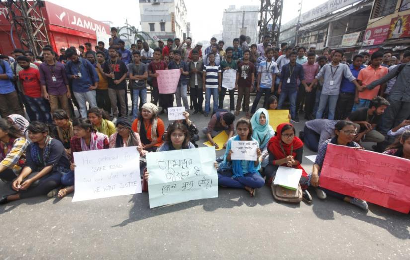 Students’ blockade at the Pragati Sharani Road in Dhaka as part of protests for safer roads, March 20, 2019. PHOTO/Mehedi Hasan