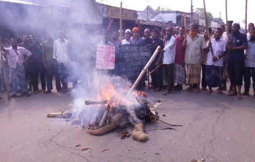 Protesters burn effigies to start their protest in Khulna on Monday (Apr 15).