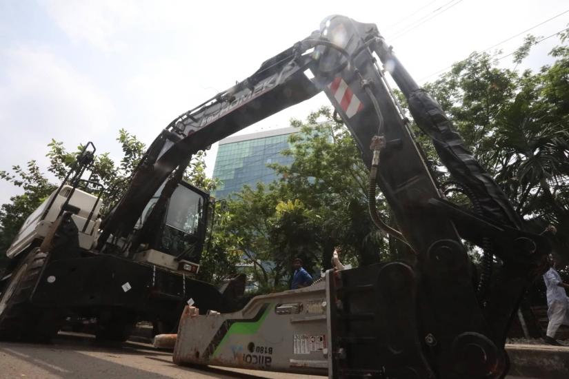 A bulldozer is seen on the road, outside of BGMEA building in Dhaka ready to take part in the demolition on Tuesday (Apr 16). PHOTO/Sazzad Hossain