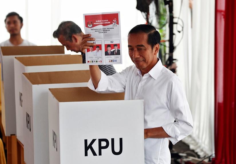 Indonesian President Joko Widodo casts his ballot during elections in Jakarta, Indonesia April 17, 2019. REUTERS