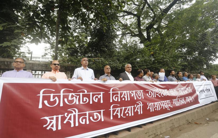 The Editors` Council forms a human chain in front of Dhaka`s National Press Club, demanding the amendment to a number of sections of the Digital Security Act on Oct 15, 2018. Nashirul Isalm/File Photo