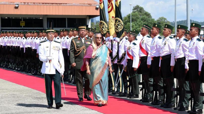 Brunei rolls out the red carpet after Prime Minister Sheikh Hasina reaches Bandar Seri Begawan on Sunday (Apr 21) on a three-day official visit at the invitation of the kingdom’s Sultan Haji Hassanal Bolkiah. PID
