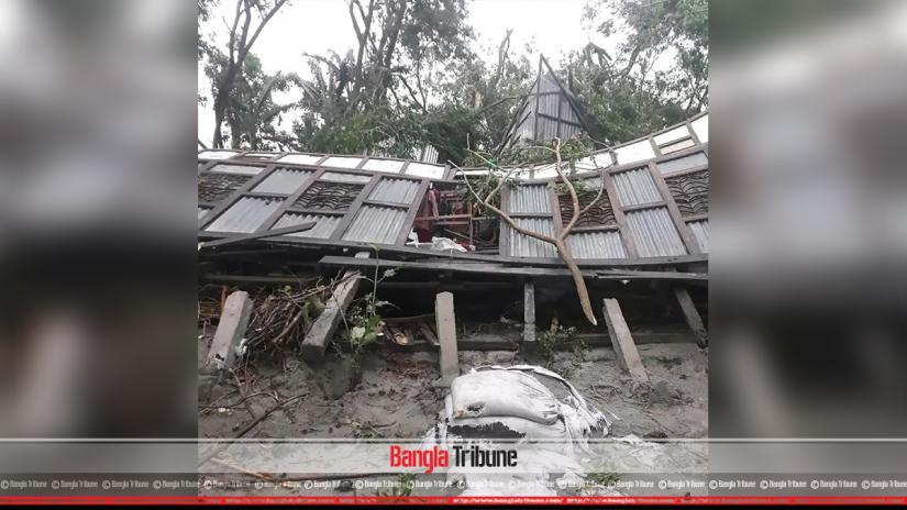 Over a hundred houses have collapsed and trees have been uprooted in Chandpur around 3:30am on Saturday (May 4).