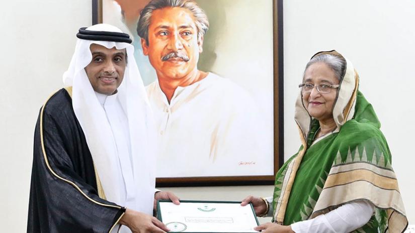 Acting Saudi Ambassador in Dhaka Amer Omer Salem Omar hands over the invitation letter to Prime Minister Sheikh Hasina at her official Ganabhaban residence on Thursday (May 16). PHOTO/BSS