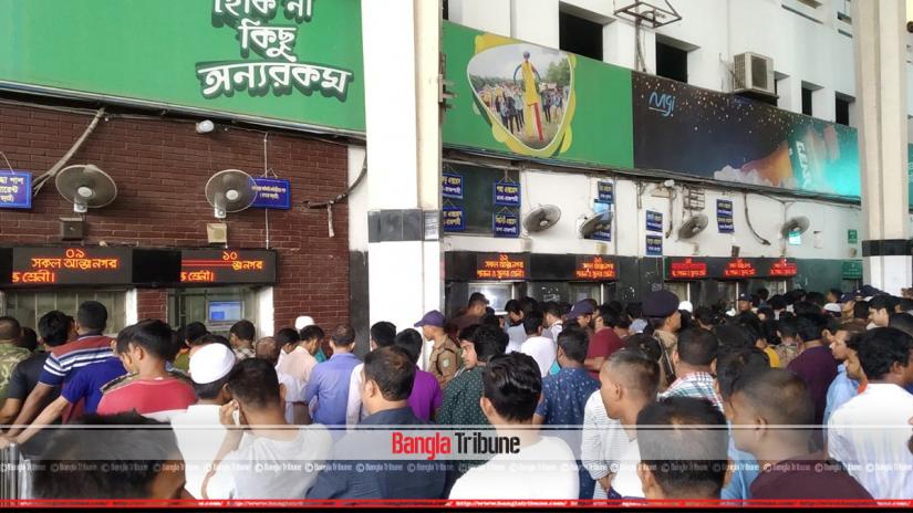 Eid holidaymakers have crowded ticket counters at railway stations in Dhaka as the app where 50 percent of the total tickets were supposed to be available is malfunctioning.