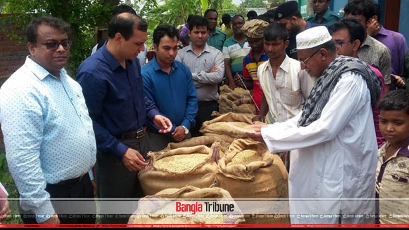 DC SM Abdul Kader and District Food Controller Nazmul Hossain bought a total of 2.5 tons of rice at Tk 26 per kg from three farmers in Madhusudan village of Paba Upazila on Wednesday (May 22).