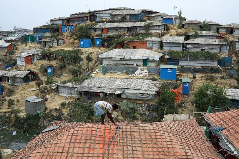 A Rohingya refugee repairs the roof of his shelter at the Balukhali refugee camp in Cox`s Bazar, Bangladesh, Mar 5, 2019. REUTERS/File Photo