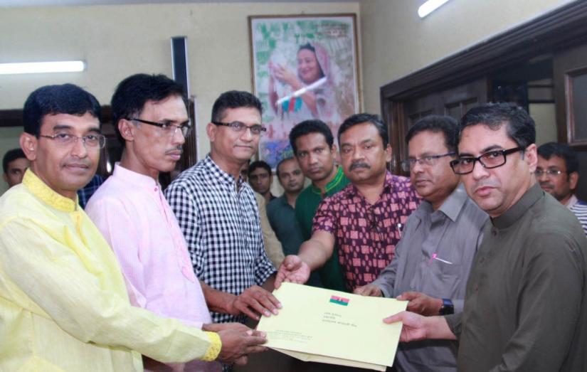 Awami League Deputy Office Secretary, Barrister Biplob Barua, receives iftar invitation for party`s president Sheikh Hasina from BNP`s Assistant Office Secretary Taiful Islam Tipu. FOCUS BANGLA