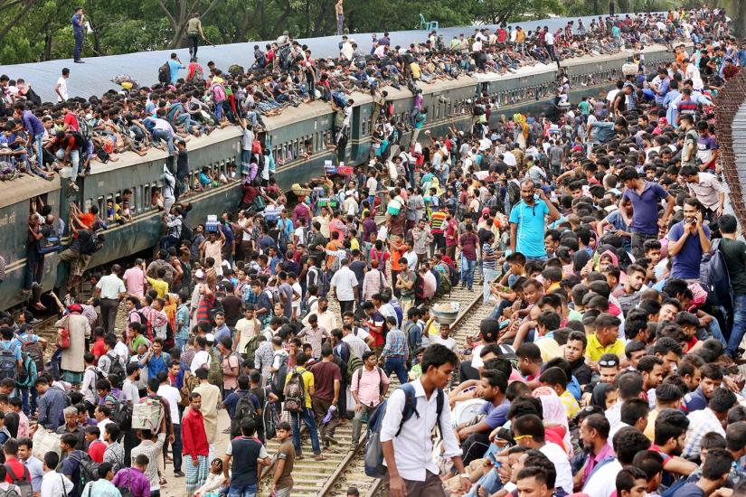 File photo of crowds of homegoers at the Airport Railway Station in Dhaka August 20, 2018. Photo: Syed Zakir Hossain