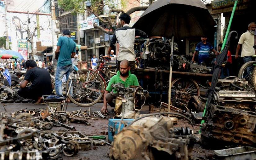 This May 2017 photo shows a worker repairing a machine part at Dholaikhal in Dhaka, capital of Bangladesh. PHOTO/Xinhua