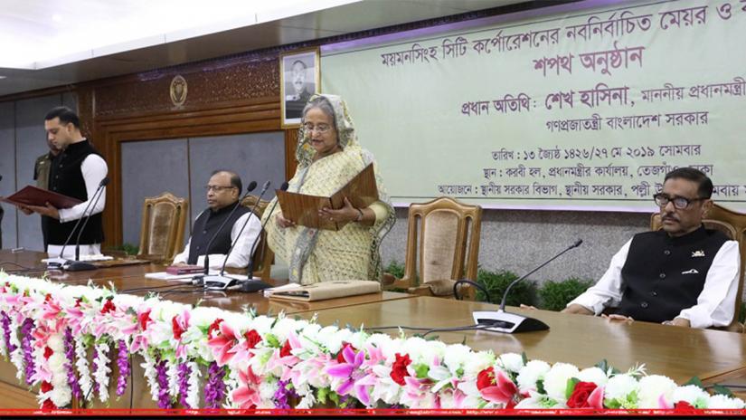 Prime Minister Sheikh Hasina administered the oath of office to MCC Mayor Ekramul Haque Titu on Monday (May 27).