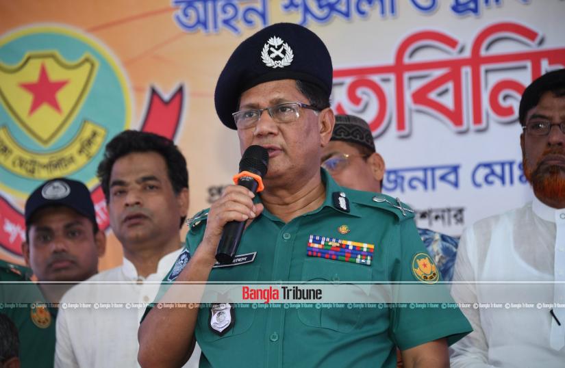 Dhaka Metropolitan Police Commissioner Asaduzzaman Mia speaks at a meeting organised by DMP Traffic (West Division) at Gabtoli Bus Terminal on Wednesday (May 29).