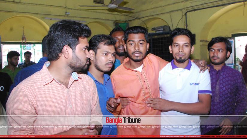 Dhaka University Central Students Union (DUCSU) Vice President Nurul Hoque Nur speaking to the media on Wednesday (May 29) about the recent attack on him by BCL activists in Bogura.