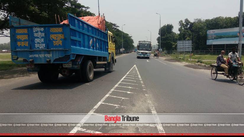 Holidaymakers have been crossing the Dhaka-Tangail Highway with relative ease with no traffic hold-up at the otherwise congested route.
