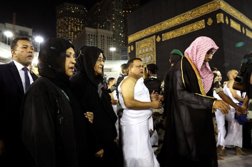 The premier first performed “tawaf” around the holy Ka’aba Sharif and later walked and ran between Safa and Marwa.