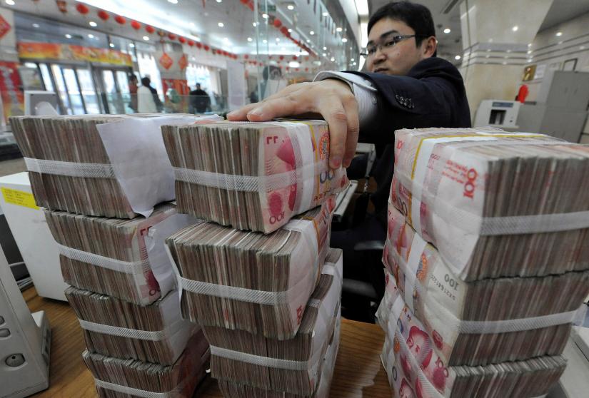 An employee counts Chinese yuan banknotes at a Bank of China branch in Hefei, Anhui province March 10, 2010. REUTERS/File Photo