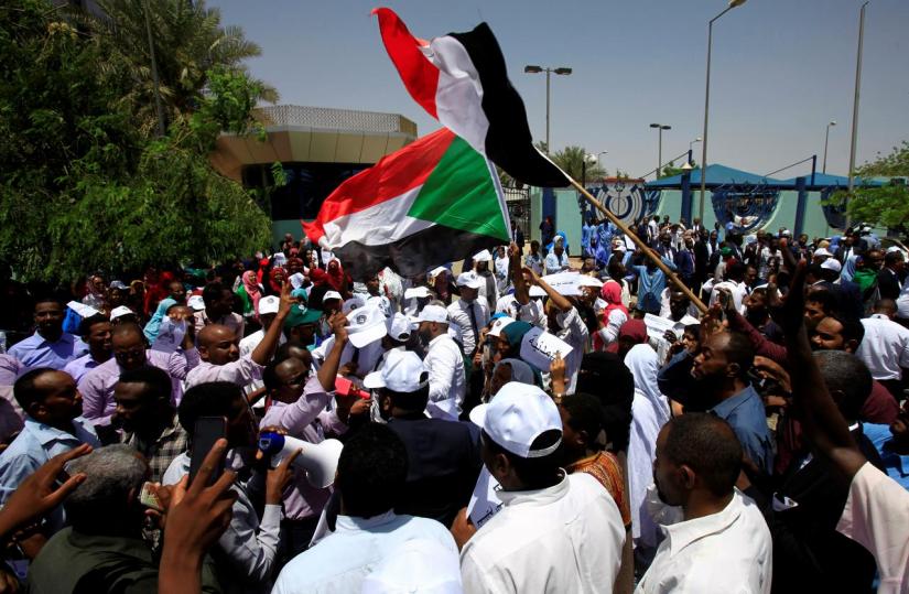 Members of Sudan`s alliance of opposition and protest groups chant slogans outside Sudan`s Central Bank during the second day of a strike, as tensions mounted with the country`s military rulers over the transition to democracy, in Khartoum, Sudan May 29, 2019. REUTERS/File Photo