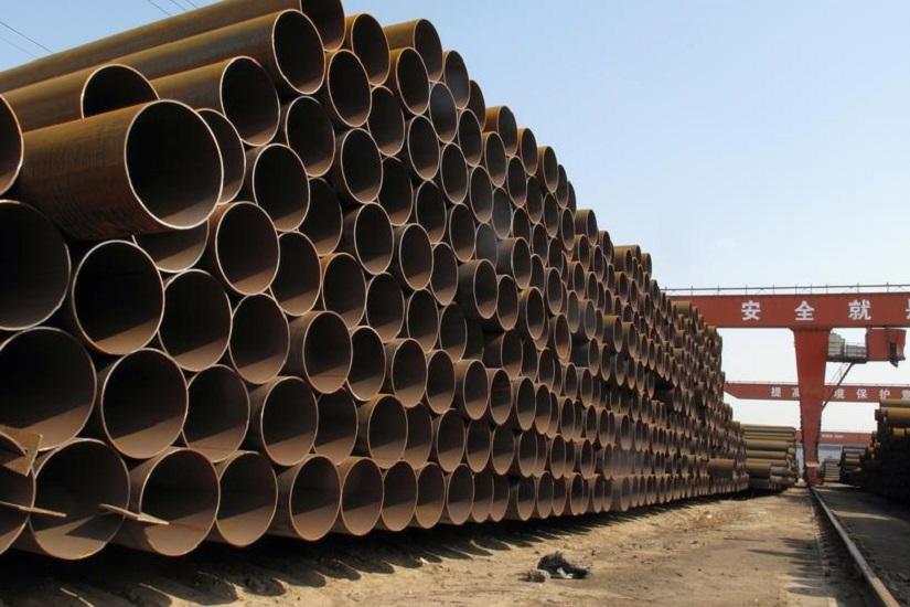 Steel pipes waiting to be loaded and transferred to the port are seen at a steel mill in Cangzhou, Hebei province, China March 19, 2018. REUTERS/File Photo