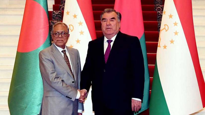 President M Abdul Hamid shakes hands with Tajikistan`s president Emomali Rahmon in Tajikistan on Jun 13, 2019. Photo/PID