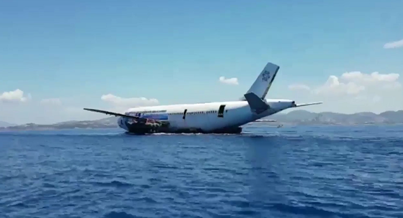 A disused Airbus A330 passenger plane is deliberately sunk off the north-western coast of Turkey. Photo: SPUTNIK