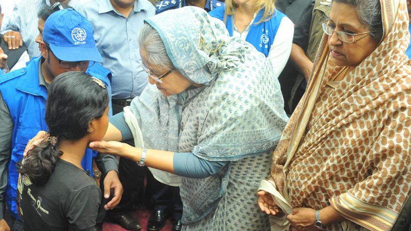 PM Sheikh Hasina with the Rohingya taken refuge at Cox’s Bazar’s Ukhia on Tuesday (Sep 12), 2017. Photo: PID