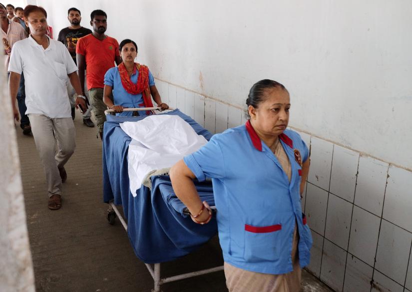 Medical staff carry the body of a girl who died of acute encephalitis syndrome to an ambulance at a hospital in Muzaffarpur, in the eastern state of Bihar, India, June 19, 2019. REUTERS