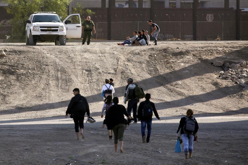 Migrants are seen after crossing illegally to the United States to turn themselves in to request asylum in El Paso, Texas, U.S., as seen from Ciudad Juarez, Mexico May 31, 2019. REUTERS/File Photo