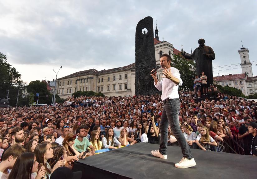 Sviatoslav Vakarchuk, Ukrainian musician and frontman of a popular rock band Okean Elzy and head of political party `Voice`, attends a pre-election rally and a concert in Lviv, Ukraine June 18, 2019. Picture taken June 18, 2019. REUTERS