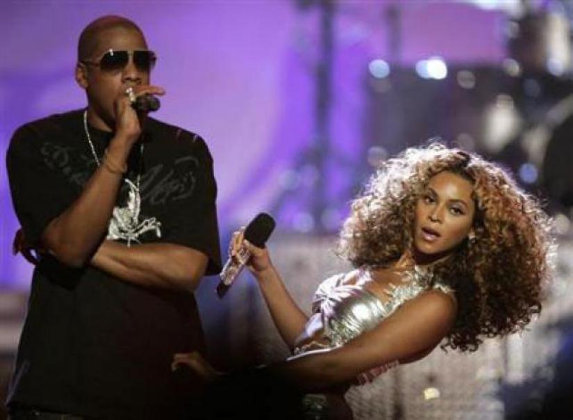 R&B artist Beyonce (R) performs `deja vu` with rap artist Jay-Z at the 2006 BET Awards at the Shrine Auditorium in Los Angeles on 27 June 2006.Reuters