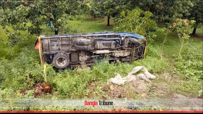 The mango-laden truck plunged into the road side ditch on the Rajshahi-Chapainawabgonj highway early on Thursday (Jul 11).
