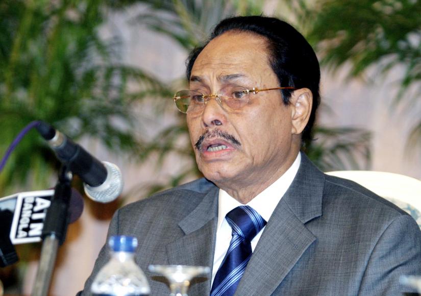 Former Bangladesh President Hossain Mohammad Ershad speaks during a news conference called by the grand alliance in Dhaka, January 3, 2007. REUTERS/File Photo