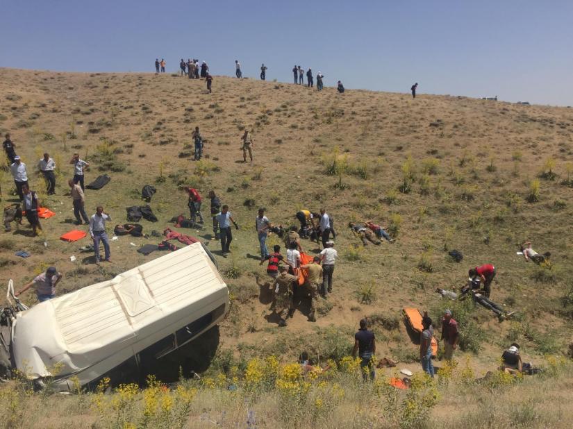 Turkish soldiers and medics carry wounded illegal migrants after a minibus crash in Van, Turkey, July 18, 2019. REUTERS