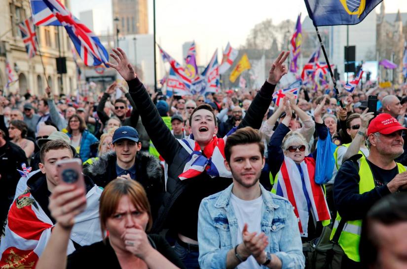 Pro-Brexit protesters gesture and wave flags outside the Houses of Parliament in London, Britain, Mar 29, 2019. REUTERS/File Photo
