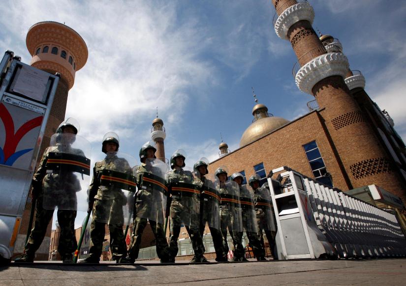 Chinese paramilitary police in riot gear stand guard across the entrance to a large mosque in the centre of the city of Urumqi in China`s Xinjiang Autonomous Region July 9, 2009. REUTERS/File Photo