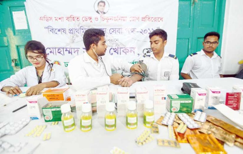 Members of Dhaka South City Corporation health team-23, at Mirza Abbas Degree College in Shahjahanpur, Dhaka on Tuesday (Jul 23). Photo/Mehedi Hasan