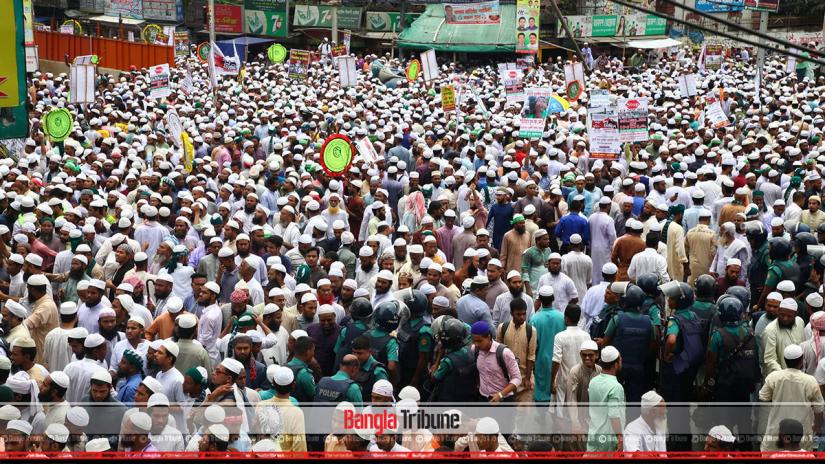 The procession led by pir of Charmonai, Syed Mohamamd Rezaul Karim, started from north gate of Baitul Mokarram on Tuesday (Jul 30) and was blocked by police in Paltan.