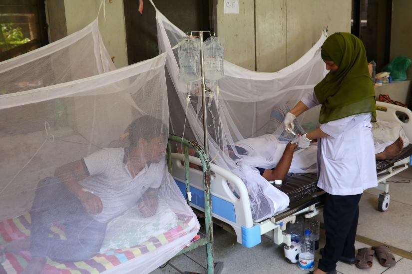 A nurse is seen treating a dengue infected patient at the Shaheed Suhrawardy Medical College and Hospital in Dhaka, Bangladesh, August 2, 2019. REUTERS