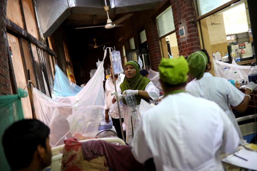 Nurses treat patients infected with dengue at the Shaheed Suhrawardy Medical College and Hospital in Dhaka, Bangladesh, August 2, 2019. REUTERS